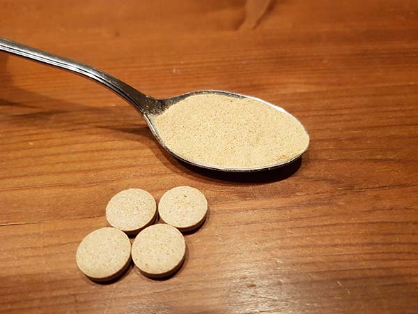 4 Bierhefe-Tabletten stellen dieselbe Menge dar wie ein gestrichener Teelöffel Bierhefepulver.