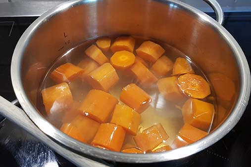 Kleingeschnittene Karotten in 1 Liter Wasser.