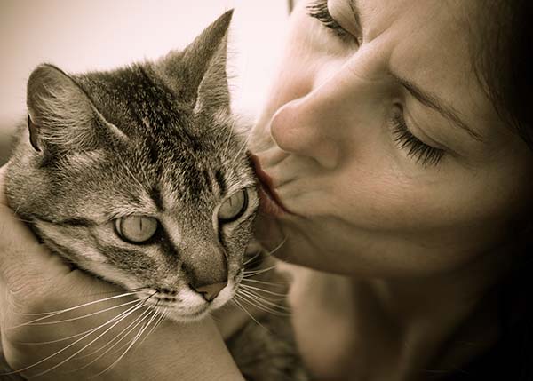 Frau küsst Katze