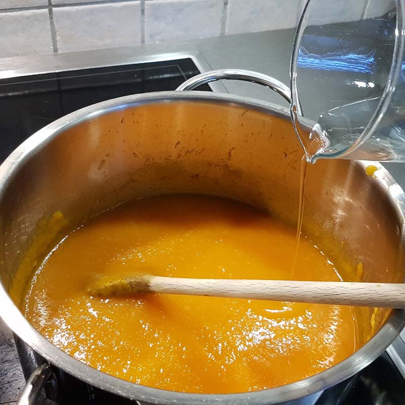 Morosuppe im Topf mit Kochlöffel